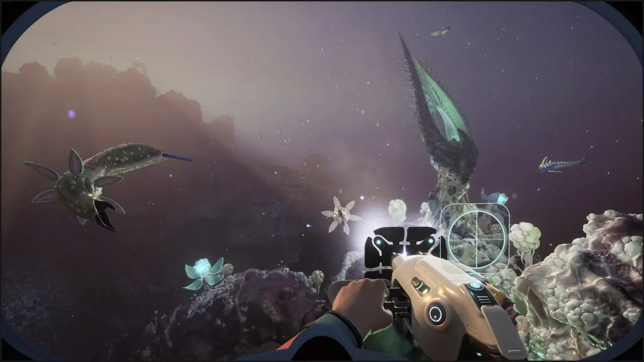 Kampf mit alienartigen Kreaturen in Subnautica 2 – FPS-Perspektive mit Werkzeugpistole