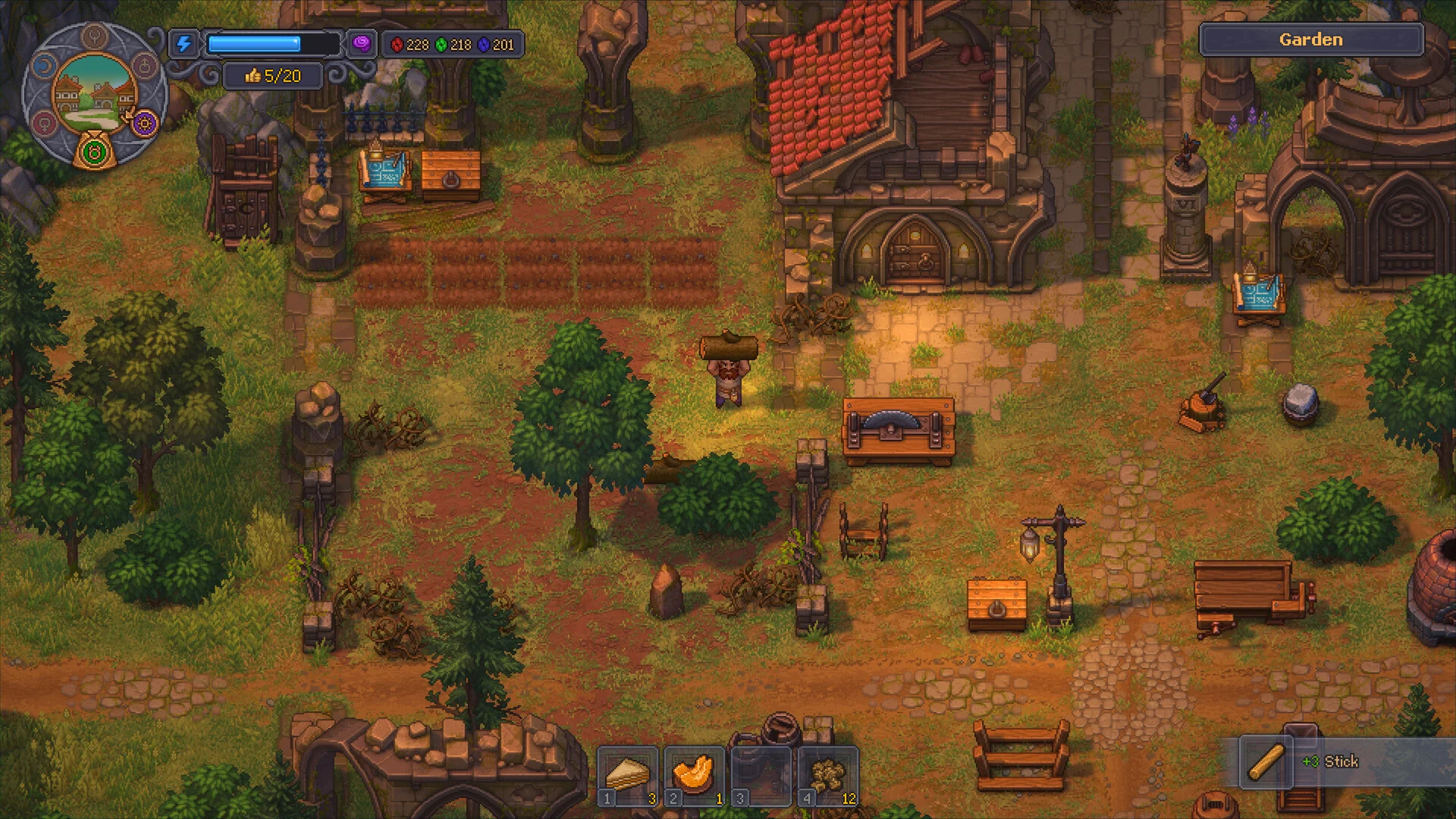 Pixel-Art-Szene aus Graveyard Keeper 2: eine Spielfigur trägt einen Baumstamm durch eine mittelalterliche Siedlung mit Beeten, Werkbänken und Steinruinen