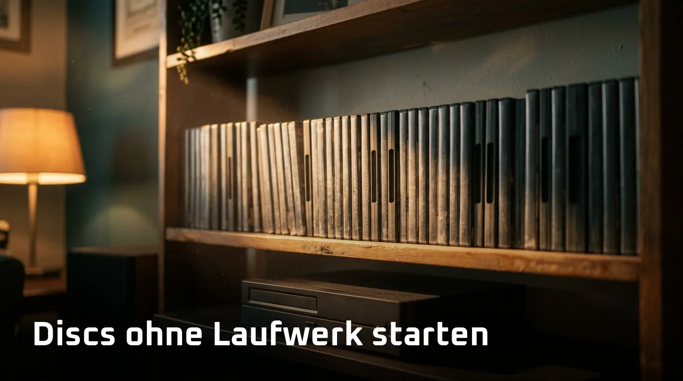 Regal mit Spiele-Discs neben einer Konsole mit Laufwerk im Abendlicht