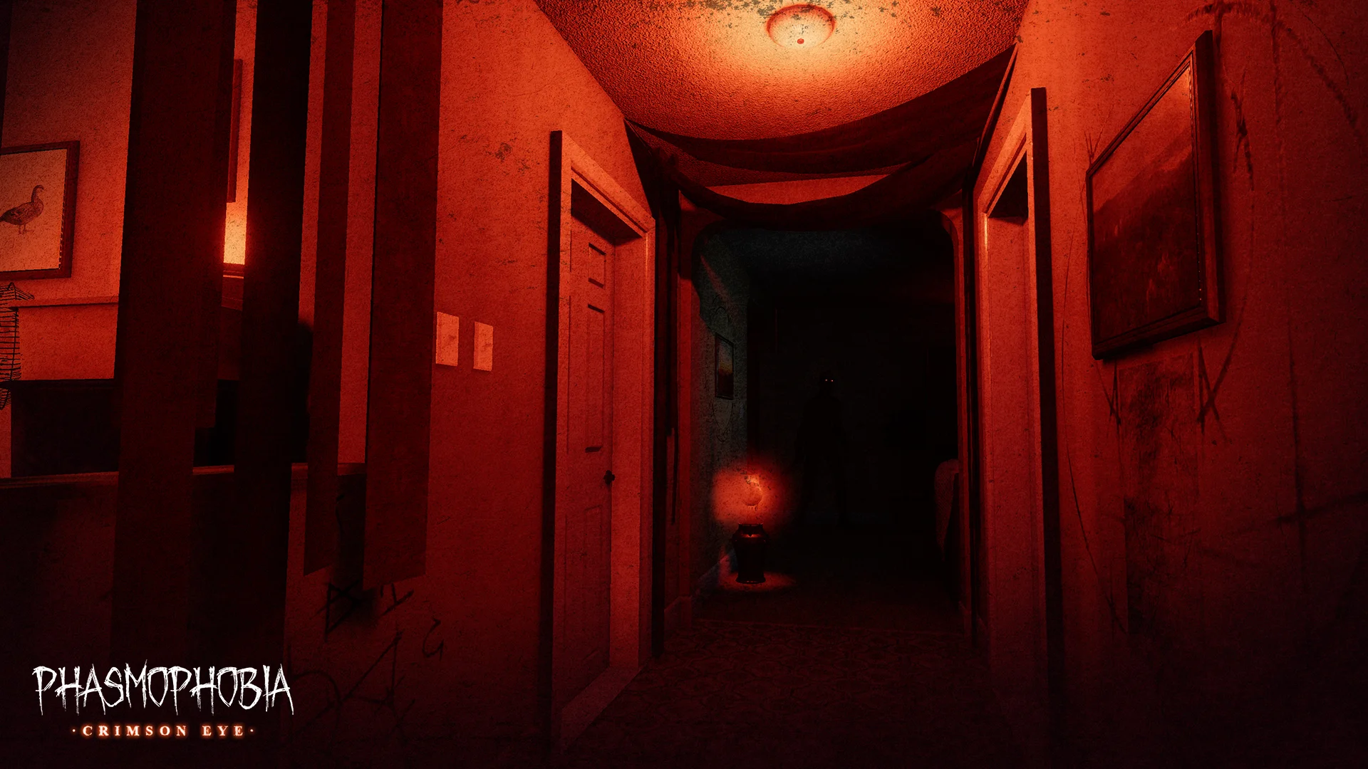 Rot beleuchteter Hausflur mit Stoffbahn unter der Decke, am Ende eine dunkle Gestalt neben einer Laterne, unten das Crimson-Eye-Logo